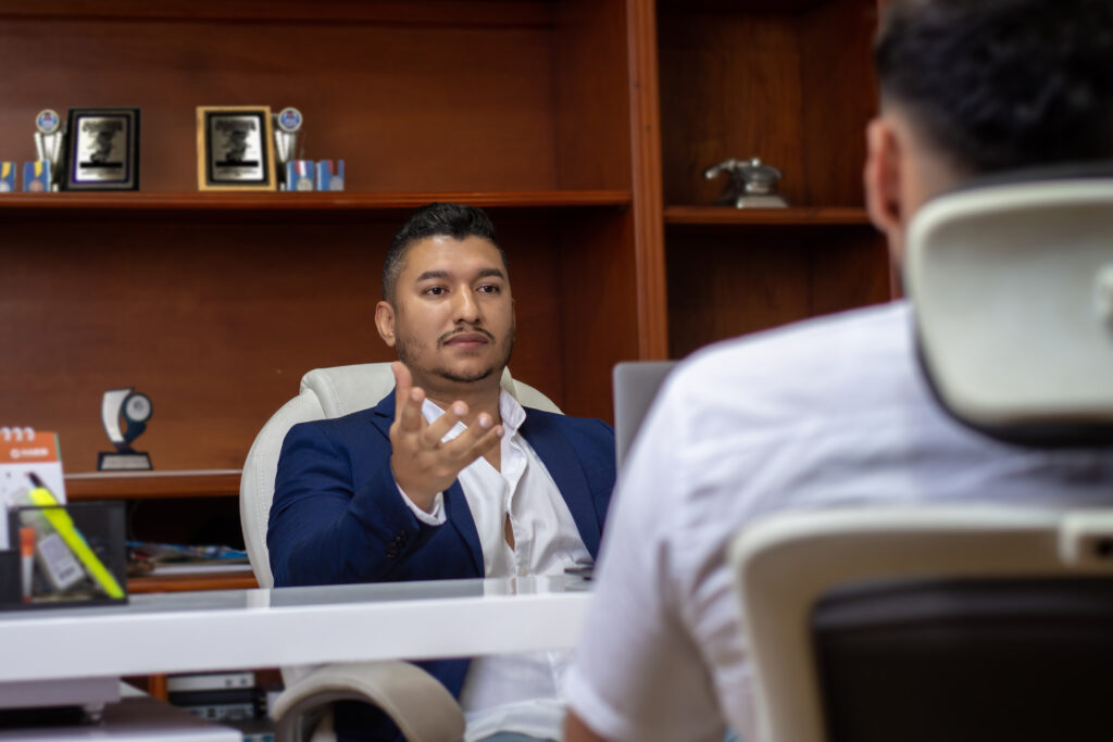 Retrato profesional de Mirsha Márquez en estudio, encuadre vertical.